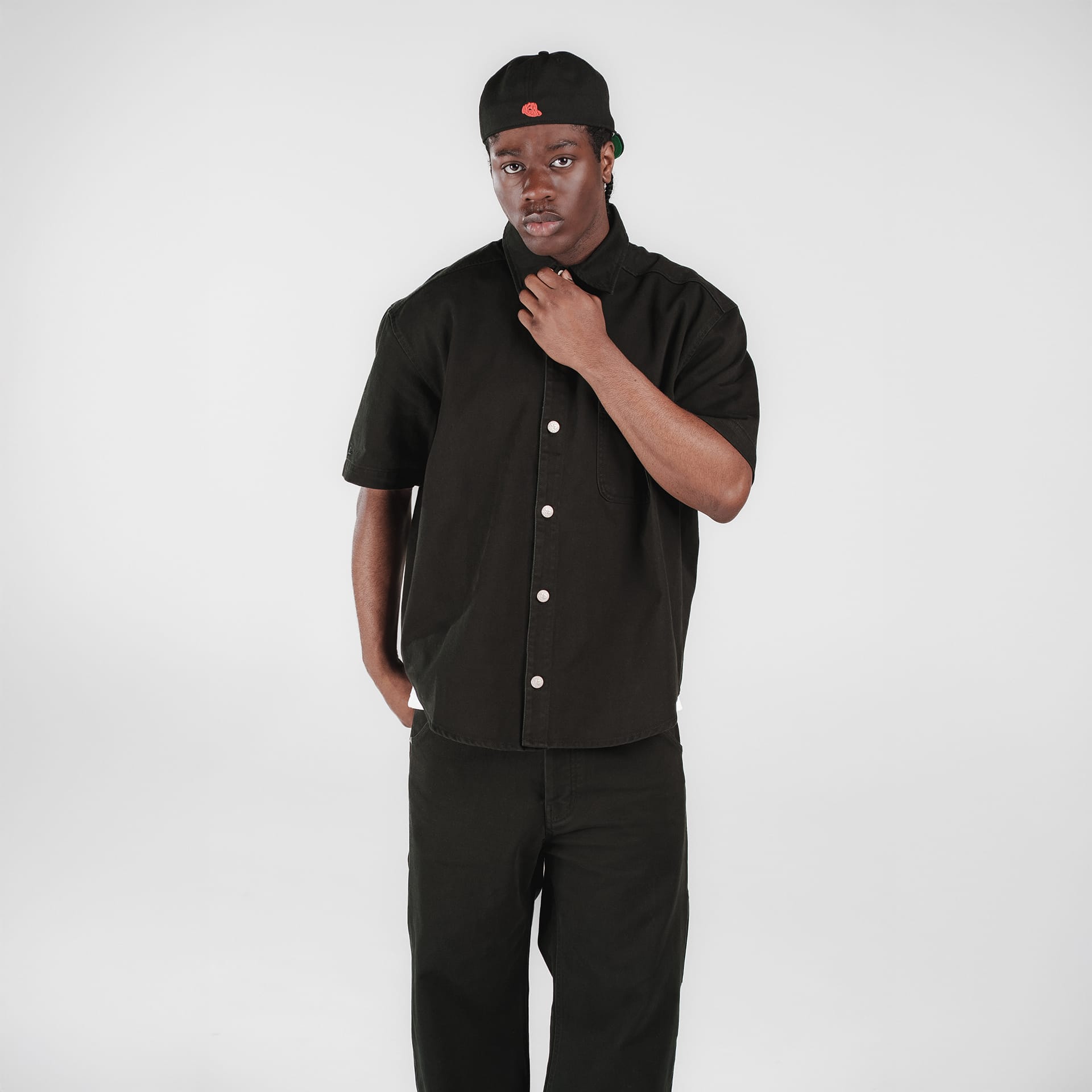 60693256_NE1-0111-SSBUTTONUPSHIRT_BUTTONUPHALFSLEEVESHIRT_BrandNewEra_Black_1x1_70418602-3a4f-4680-8754-f173d37b627c.jpg