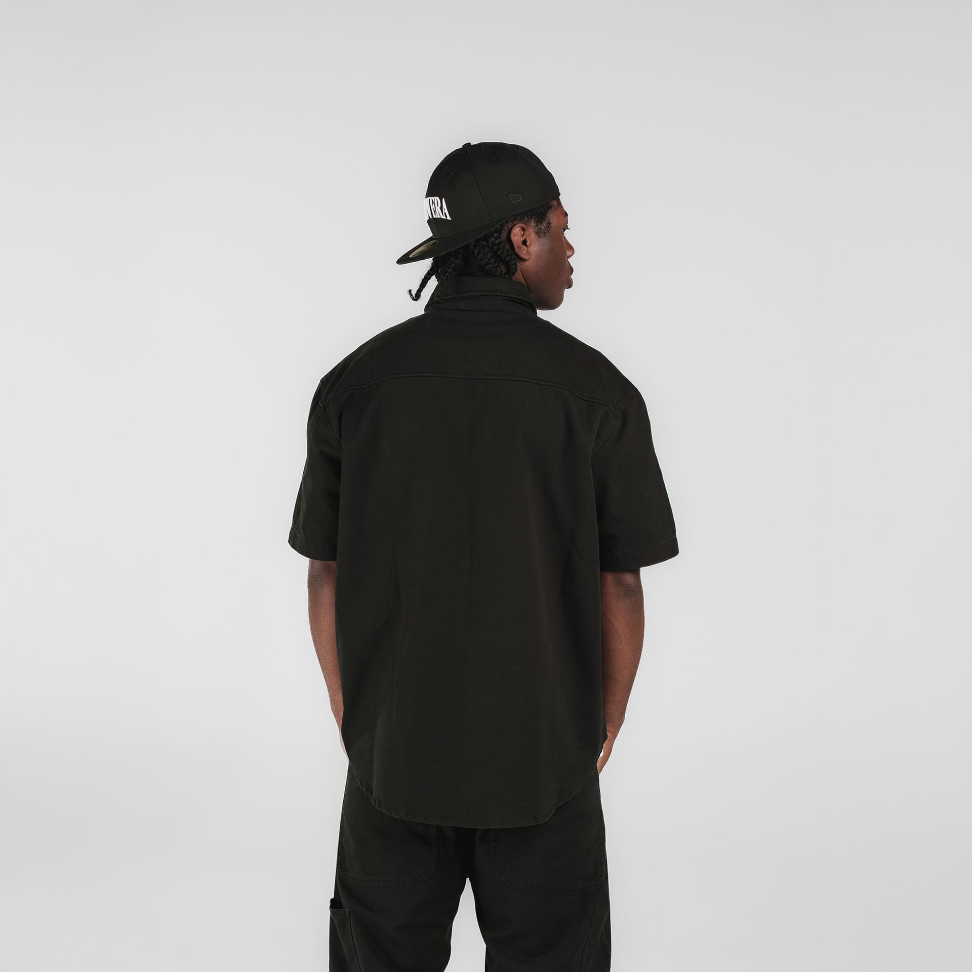60693256_NE1-0111-SSBUTTONUPSHIRT_BUTTONUPHALFSLEEVESHIRT_BrandNewEra_Black_2_1x1_4190c33e-2bea-4b3f-b350-6a74a9230b24-1.jpg