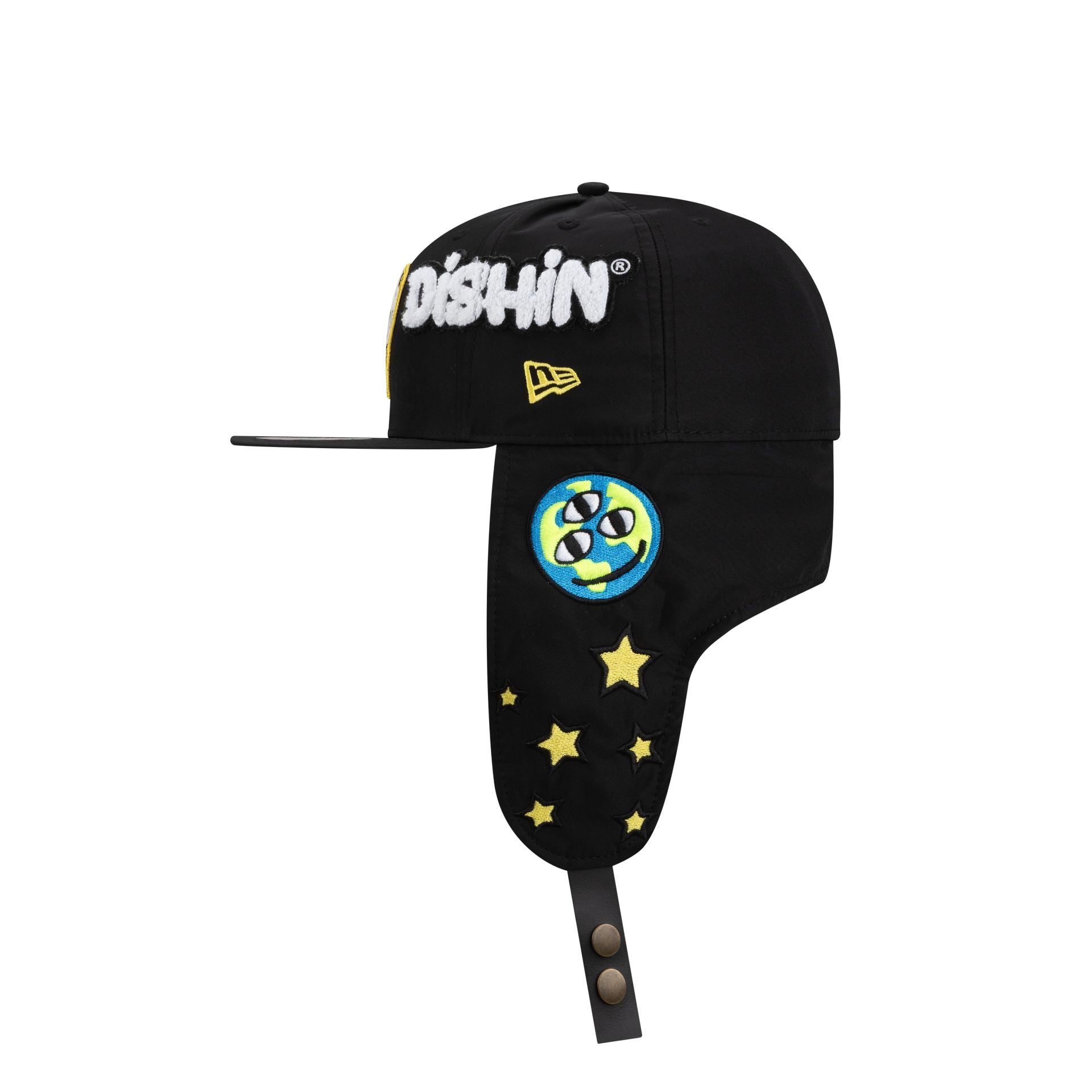 60852523_59FIFTY_20DOGEAR_COLLAB25_DISHIN_JUSDIS_BLACK_DOWN_LSIDE-1.jpg